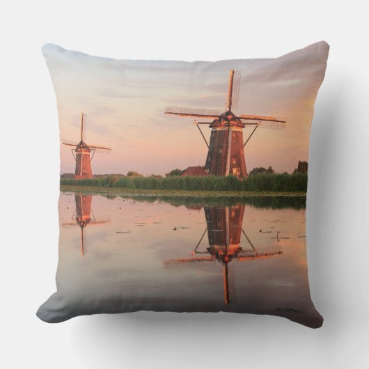 Twee windmolens met reflectie bij zonsondergang kussen (Voorkant)