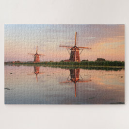 Twee windmolens met reflectie bij zonsondergang legpuzzel