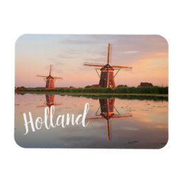 Twee windmolens met reflectie bij zonsondergang magneet