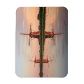 Twee windmolens met reflectie bij zonsondergang magneet (Verticaal)