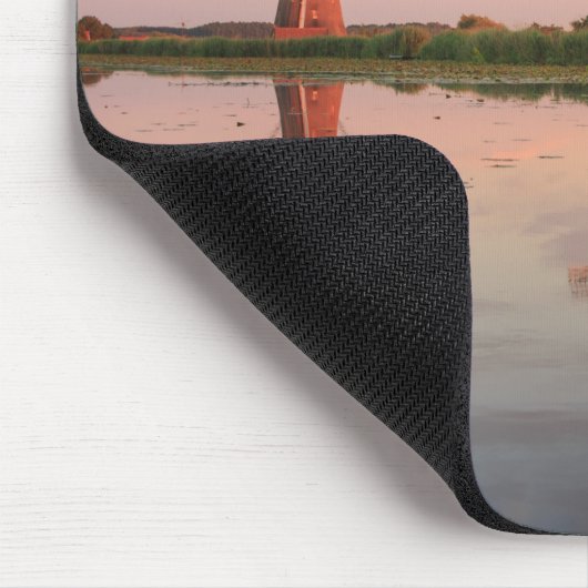 Twee windmolens met reflectie bij zonsondergang muismat (Hoek)