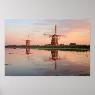 Twee windmolens met reflectie bij zonsondergang poster