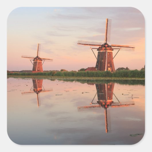 Twee windmolens met reflectie bij zonsondergang vierkante sticker (Voorkant)