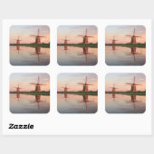 Twee windmolens met reflectie bij zonsondergang vierkante sticker (Vel)
