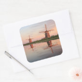 Twee windmolens met reflectie bij zonsondergang vierkante sticker (Envelop)