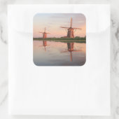 Twee windmolens met reflectie bij zonsondergang vierkante sticker (Tas)