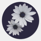 twee witte bloemen ronde sticker (Voorkant)