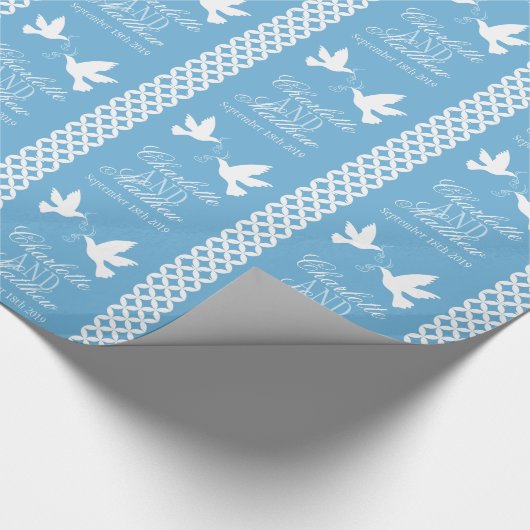 Twee witte duiven blauw huwelijkscadeau inpakpapie cadeaupapier (Hoek)