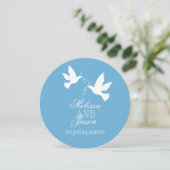 Twee witte duiven blauwe lint ronde bruiloft uitno kaart (Staand voorkant)