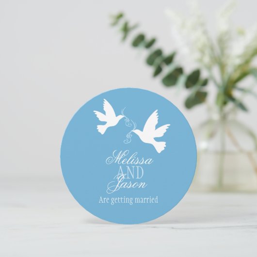 Twee witte duiven blauwe lint ronde bruiloft uitno kaart (Staand voorkant)