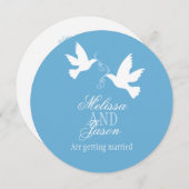 Twee witte duiven blauwe lint ronde bruiloft uitno kaart (Voorkant / Achterkant)