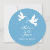 Twee witte duiven blauwe lint ronde bruiloft uitno kaart (Voorkant)