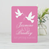 Twee witte duiven roze lint bruiloft uitnodiging (Staand voorkant)