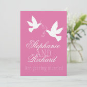 Twee witte duiven roze lint officiële bruiloft uit kaart (Staand voorkant)