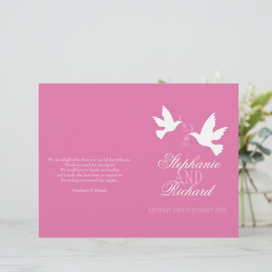 Twee witte duiven roze ribbon Wedding Programme (Staand voorkant)