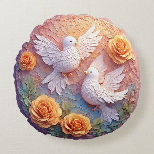 Twee witte duiven te midden van een bloempatroon rond kussen