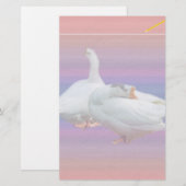 twee witte ganzen tegen fancy achtergrond briefpapier (Voorkant / Achterkant)