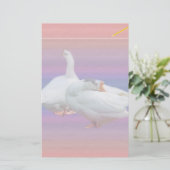 twee witte ganzen tegen fancy achtergrond briefpapier (Staand voorkant)
