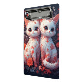 Twee witte katjes en bloemen mini klembord (Angled2)