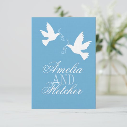 Twee witte liefde vogels blauw formele bruiloft RS RSVP Kaartje (Staand voorkant)