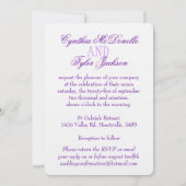 Twee witte liefdesvogels paarse bruiloft uitnodige kaart (Achterkant)