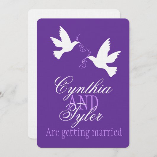 Twee witte liefdesvogels paarse bruiloft uitnodige kaart (Voorkant / Achterkant)