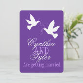 Twee witte liefdesvogels paarse bruiloft uitnodige kaart (Staand voorkant)