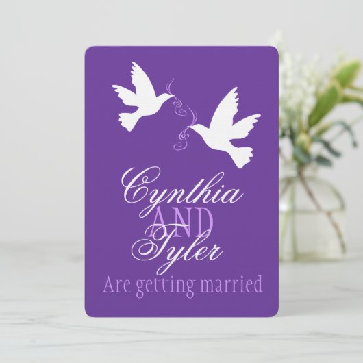 Twee witte liefdesvogels paarse bruiloft uitnodige kaart (Staand voorkant)