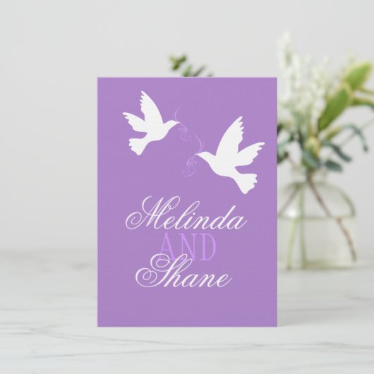 Twee witte liefdesvogels paarse formele bruiloft R Kaart (Staand voorkant)