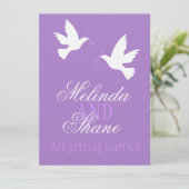 Twee witte liefdesvogels paarse formele bruiloft u kaart (Staand voorkant)