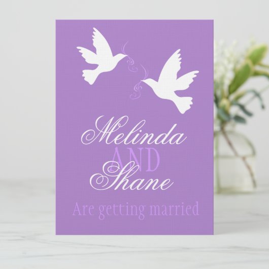 Twee witte liefdesvogels paarse formele bruiloft u kaart (Staand voorkant)