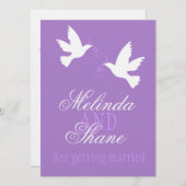 Twee witte liefdesvogels paarse formele bruiloft u kaart (Voorkant / Achterkant)