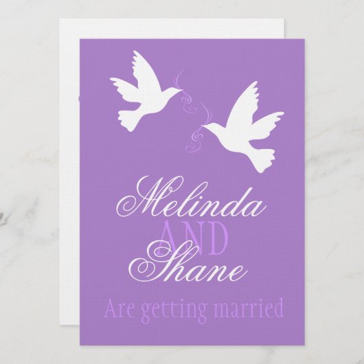 Twee witte liefdesvogels paarse formele bruiloft u kaart (Voorkant / Achterkant)