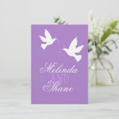Twee witte liefdesvogels paarse formele trouw-RSVP Kaart (Staand voorkant)