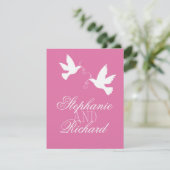 Twee witte liefvogels roze formele bruiloft RSVP (Staand voorkant)