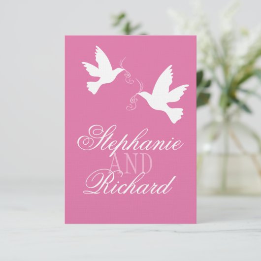 Twee witte liefvogels roze formele bruiloft RSVP (Staand voorkant)