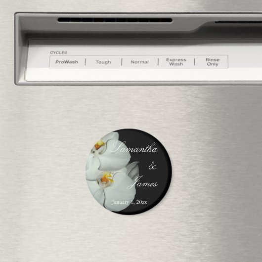 Twee witte orchideeën op de zwarte bruiloft magneet (Insitu (Vaatwasser))