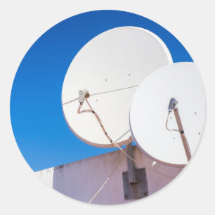 Twee witte satellietschotels op de wand van het hu ronde sticker