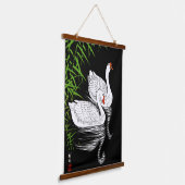 Twee witte swans op een pool - Japans Hangend Wandkleed (Gebogen)