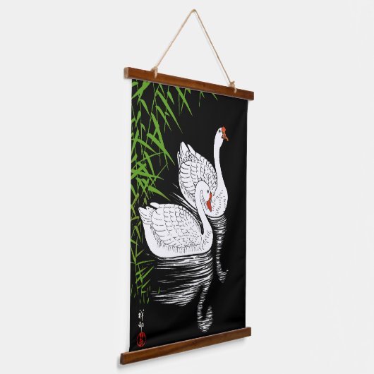 Twee witte swans op een pool - Japans Hangend Wandkleed (Gebogen)