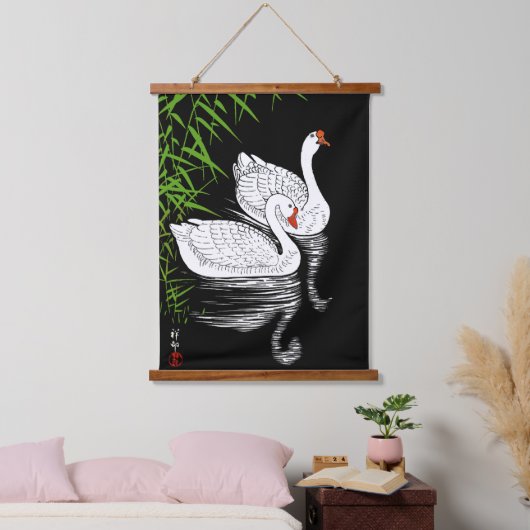 Twee witte swans op een pool - Japans Hangend Wandkleed (Slaapkamer)
