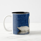 Twee witte Swans vormen het Geheime Teken Tweekleurige Koffiemok (Links)