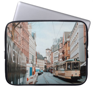 TWEE WITTE TREINEN BESTE GEBOUWEN LAPTOP SLEEVE