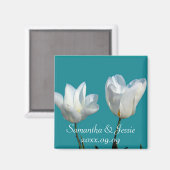 twee witte tulp bloemen, save the date magneet (Voorkant / Achterkant)