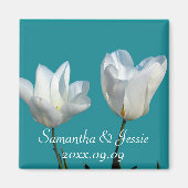 twee witte tulpbloemen, behalve de datum magneet (Voorkant)