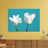 Twee witte tulpbloemen op een blauw wateroppervlak canvas afdruk (Insitu (Woonkamer))