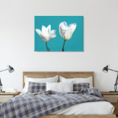 Twee witte tulpbloemen op een blauw wateroppervlak canvas afdruk (Insitu (Slaapkamer))