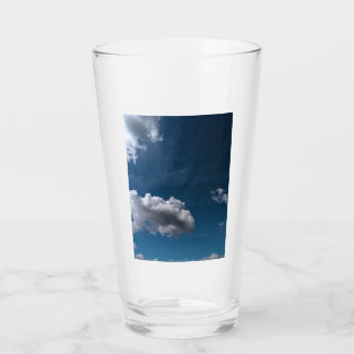Twee witte wolken, aan een blauwe hemel glas