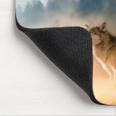 Twee wolven trekken op volle maan in het bos muismat (Hoek)