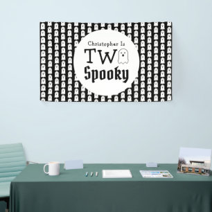 Twee woordvoerders van de tweede verjaardag spandoek